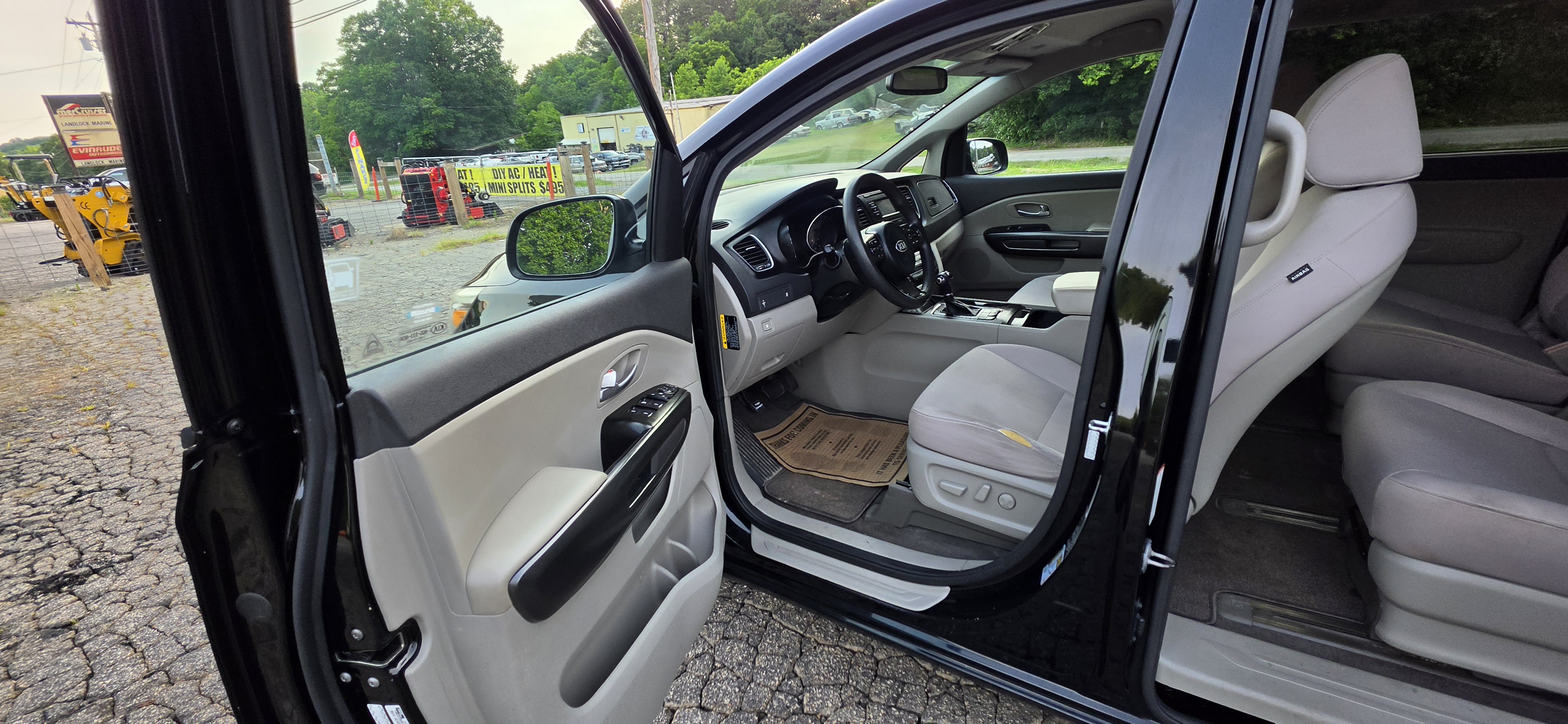 2016 Kia Sedona photo 9